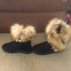 Boots with faux fur
